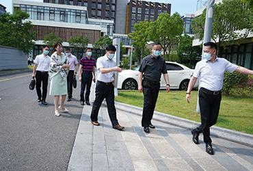 烈日炎炎，領(lǐng)導(dǎo)送信心|閔行區(qū)委委員、區(qū)人民檢察院黨組書(shū)記、檢察長(zhǎng)胡春健帶隊(duì)赴寶開(kāi)智能開(kāi)展大走訪、大排查